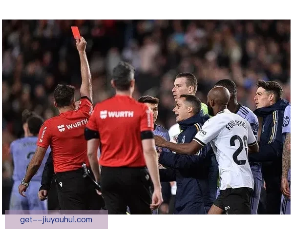 福德林汉姆在谢菲联球门前遭多名球员围攻冲击场面震惊